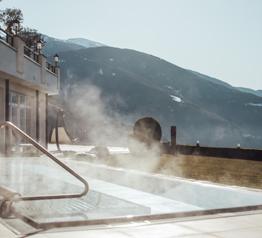 Ein beheizter Pool mit Blick auf die Berge