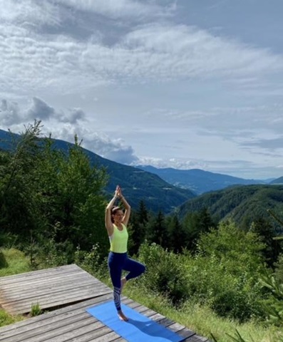 Una donna fa yoga