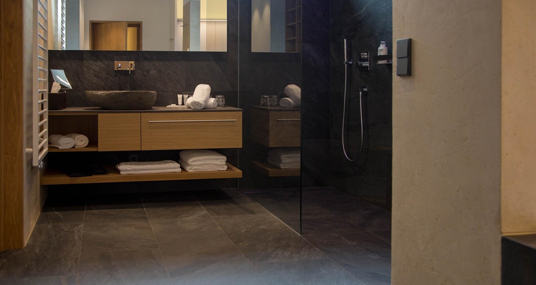 Das Badezimmer mit Dusche und Waschtisch