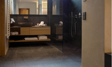 Das Badezimmer mit Dusche und Waschtisch