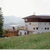 Il nostro albergo con terrazza e un piato in fiore in primo piano