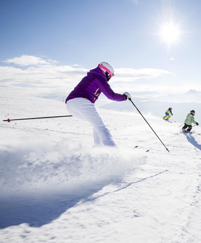 A skiing family