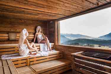Zwei Frauen in der Panoramasauna