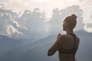 Una donna fa yoga all'aperto