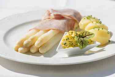 Weißer Spargel mit Kochschinken, Salzkartoffeln und Bozner Sauce