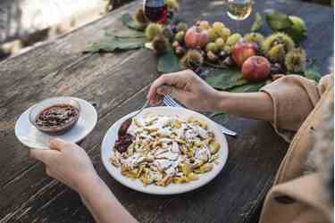 Kaiserschmarren, una frittata dolce spezzetata con mirtilli rossi